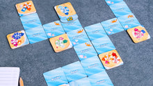 Juego de mesa Perfect Words con cartas azules y naranjas formando crucigrama