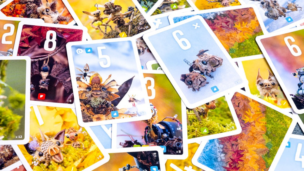 Cartas detalle juego Pixies criaturas hechas con piñas y hojas naturales