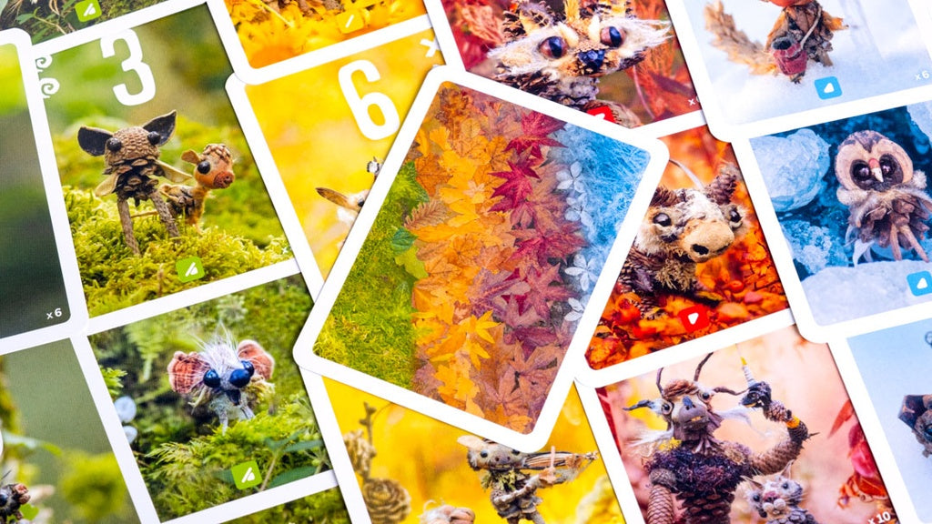 Primer plano cartas superpuestas Pixies números y símbolos bosque otoñal