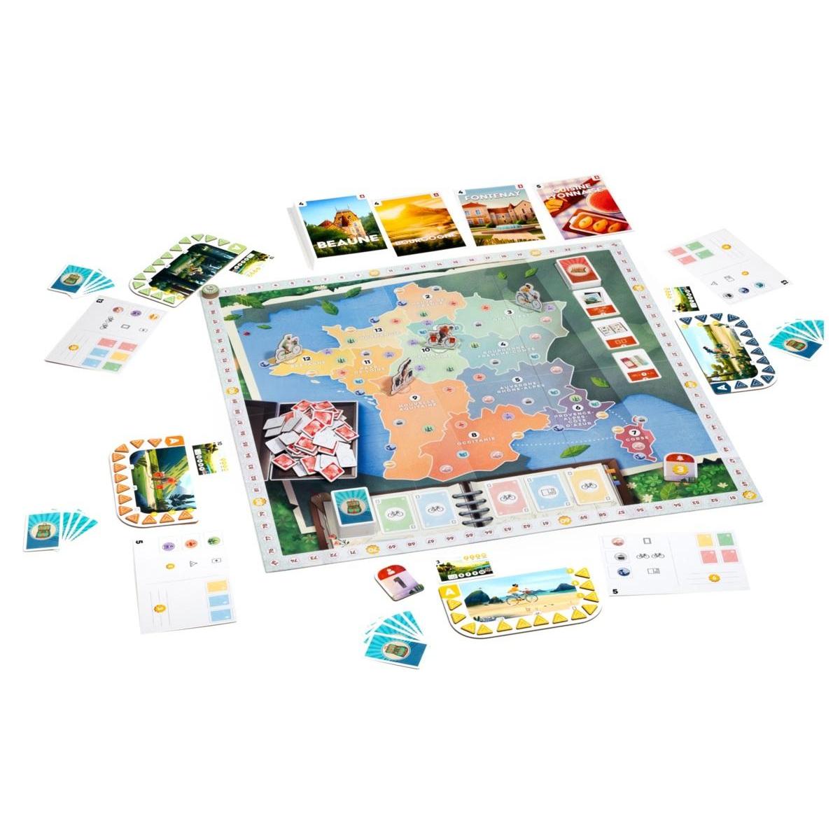 Tablero del juego de mesa Postales mapa de Francia con fichas de jugador, cartas y marcador de ciclista