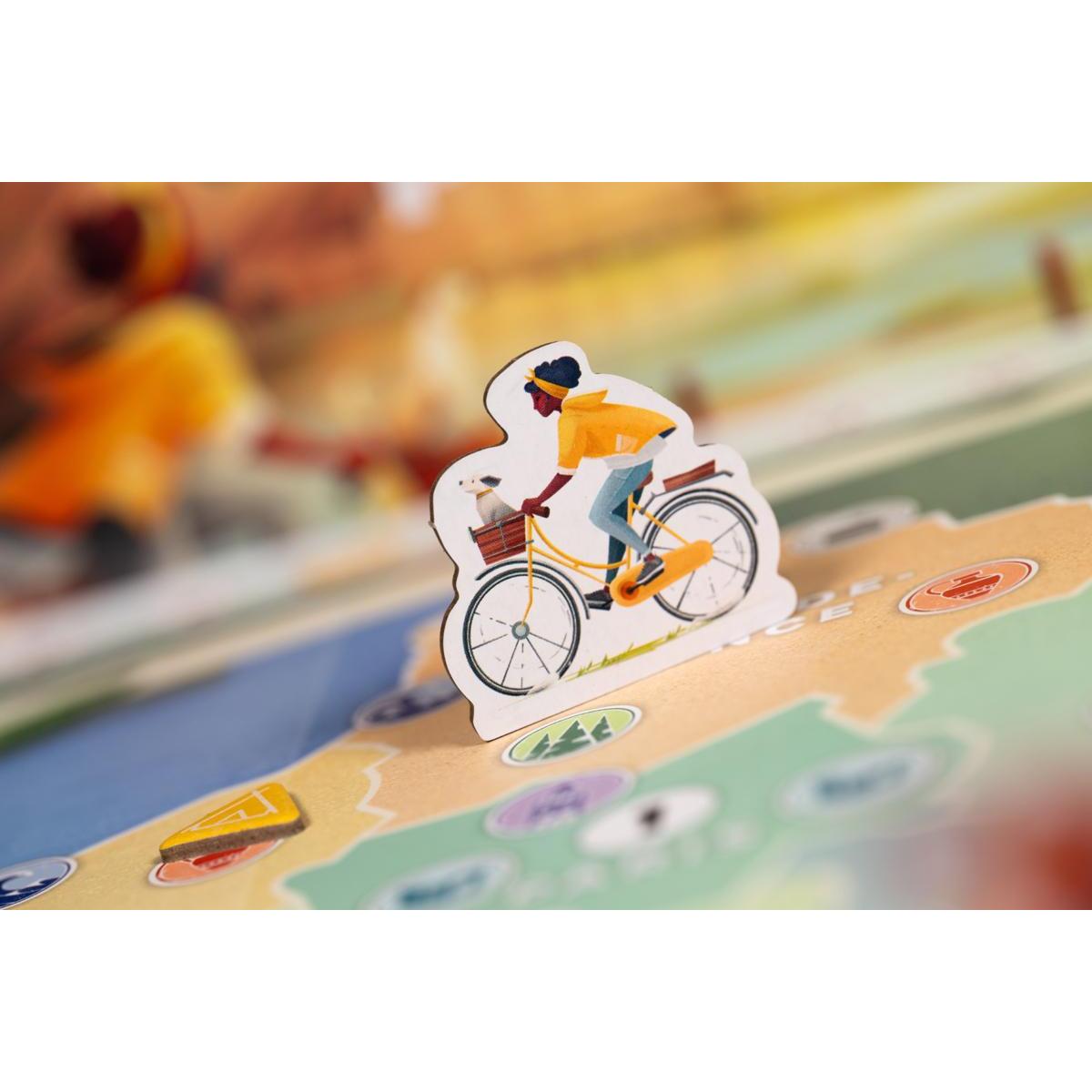 Figura de jugador ciclista del juego de mesa Postales con ropa amarilla y perro en canasta