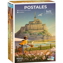 Caja del juego de mesa Postales con expansión Maravillas Naturales, ilustración de ciclista y Mont Saint-Michel