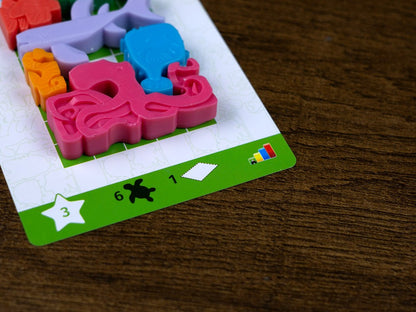 Tarjeta desafío nivel 3 con piezas pulpo y tortuga sobre tablero Sea Stax
