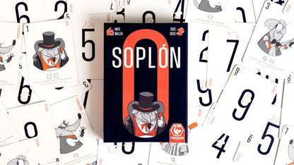 Juego de cartas Soplón con caja azul y cartas dispersas mostrando números y roles