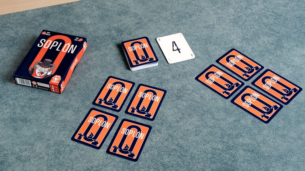 Escena de juego Soplón mostrando mazo de cartas con dorso naranja y cartas boca arriba