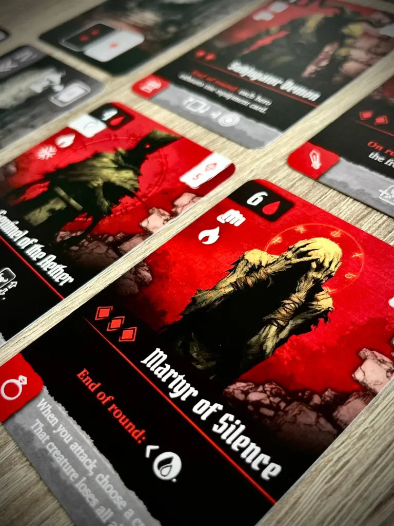 Carta de monstruo Martyr of Silence del juego de mesa Valpiedra con arte rojo intenso y vendajes
