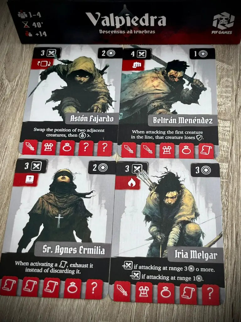 Cartas de personajes detalladas de Valpiedra: Astón, Beltrán, Sr. Agnes e Iria con iconos rojos