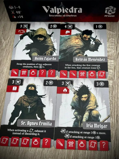 Cartas de personajes detalladas de Valpiedra: Astón, Beltrán, Sr. Agnes e Iria con iconos rojos