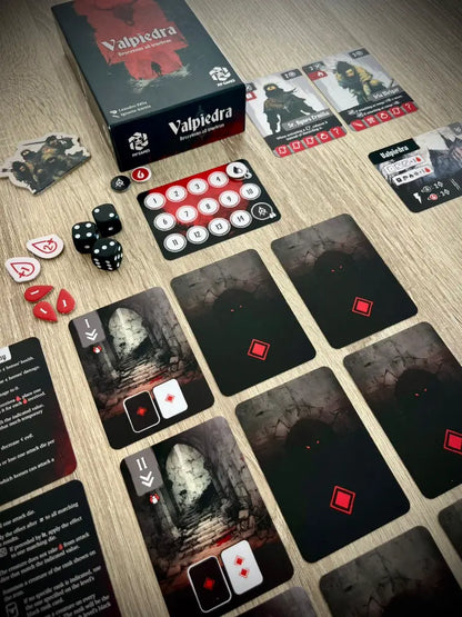 Juego de cartas cooperativo Valpiedra en partida con dados, tokens y cartas de héroe sobre mesa