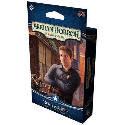 Caja del mazo de investigador Tommy Muldoon para Arkham Horror LCG con ilustración policial y fondo urbano azul
