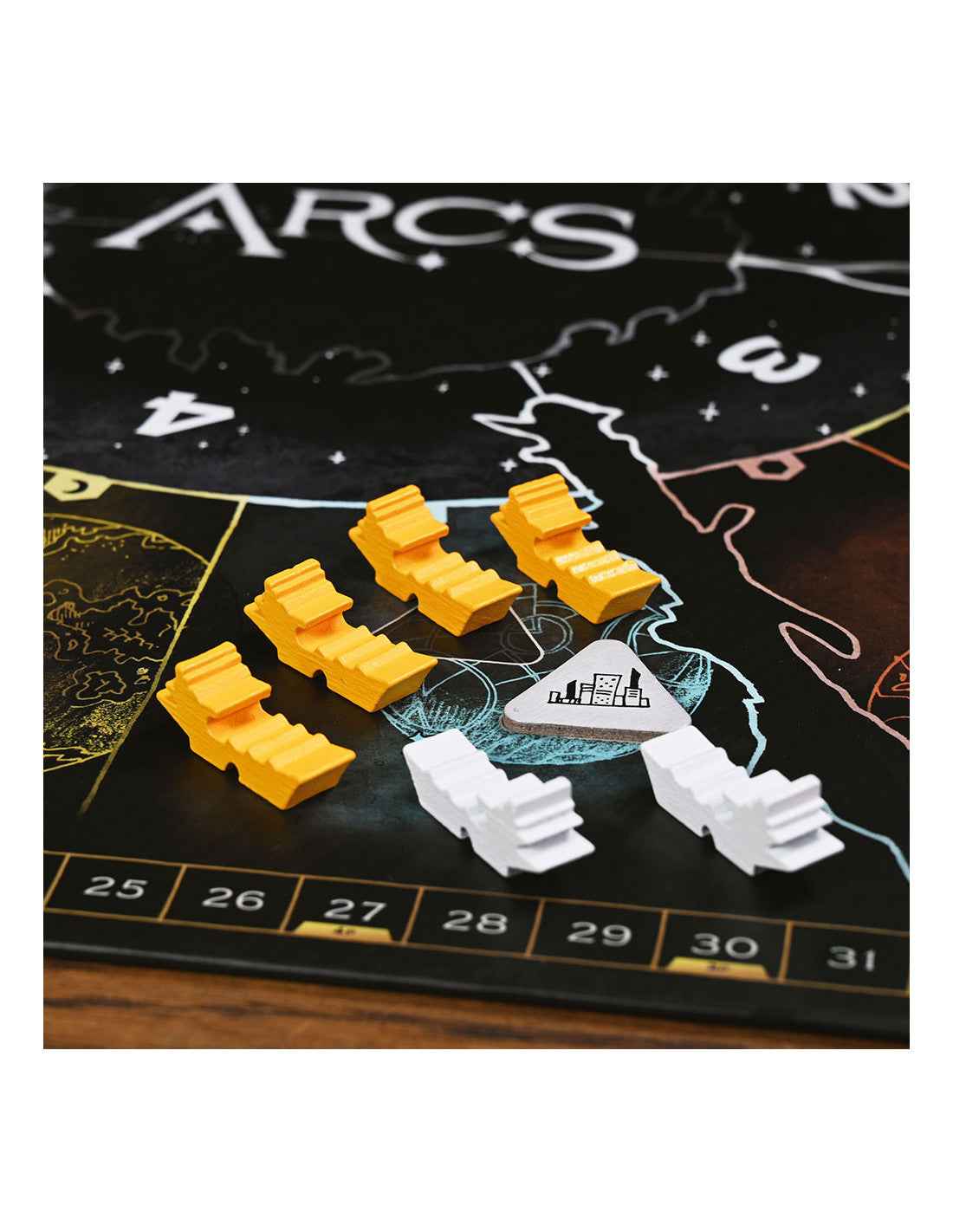 Piezas de madera escalonadas amarillas y blancas sobre tablero de juego Arcs