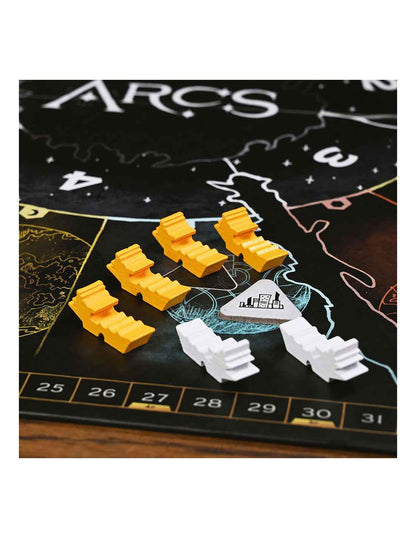 Piezas de madera escalonadas amarillas y blancas sobre tablero de juego Arcs