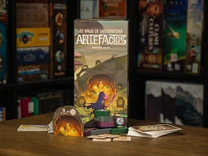 Caja expansión El Valle de la Eternidad Artefactos con componentes de juego sobre mesa de madera