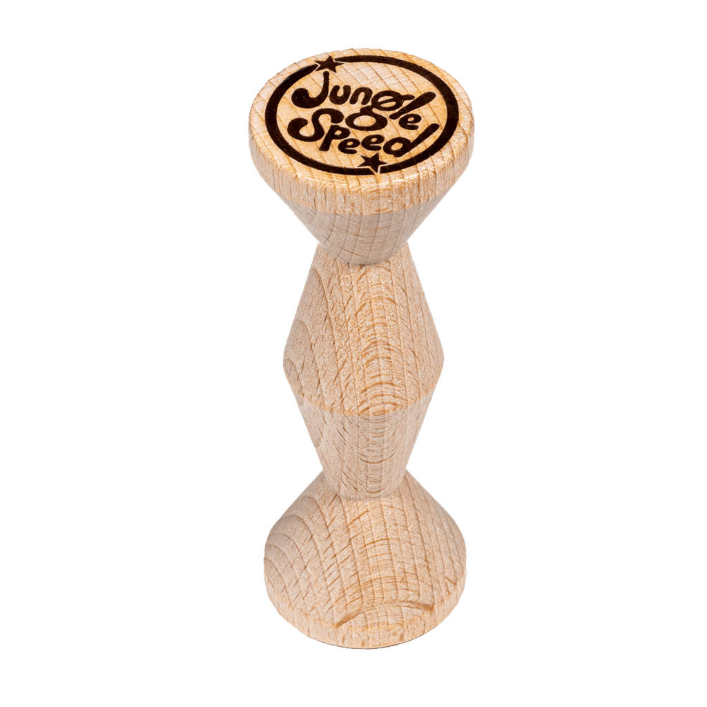 Tótem de madera claro grabado Jungle Speed con textura de grano visible