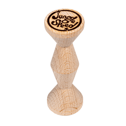 Tótem de madera claro grabado Jungle Speed con textura de grano visible
