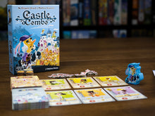Juego de cartas Castle Combo con caja ilustrada, cartas y fichas sobre mesa