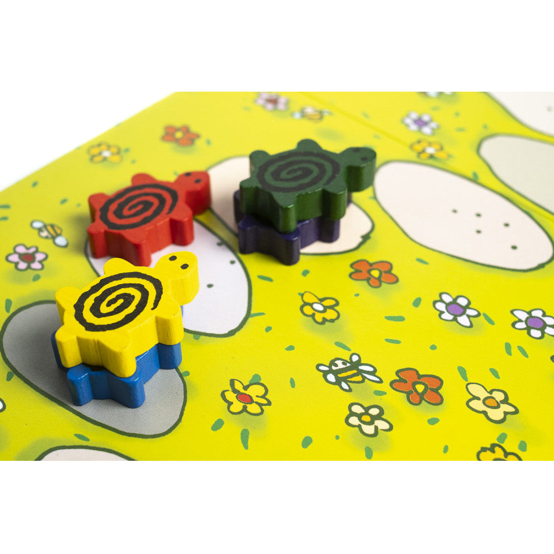 Fichas de tortuga de madera apiladas sobre el tablero del juego Carrera de Tortugas
