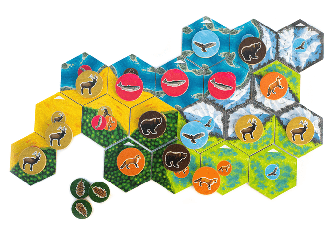 Tablero juego estrategia Cascadia piezas hexagonales hábitats y fichas fauna