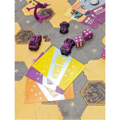 Componentes del juego Carnival of Chaos: miniaturas, dados y cartas de evento