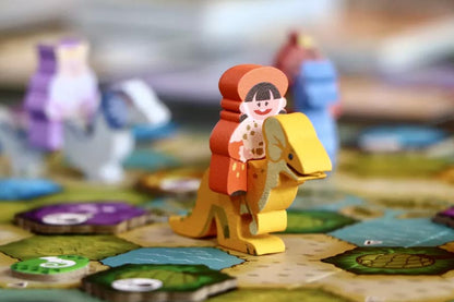 Figura de capitán naranja montado en criatura reptiliana amarilla sobre el tablero de juego