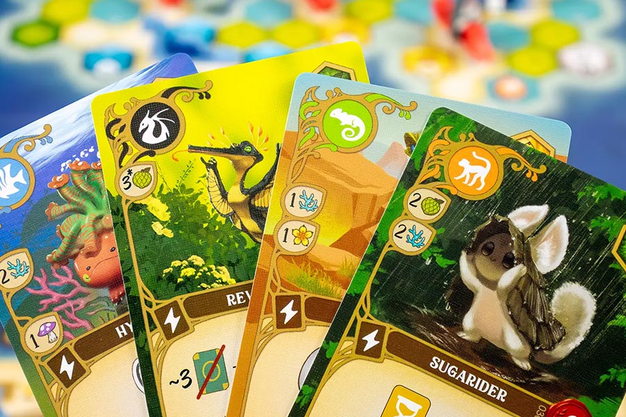 Cartas detalladas de criaturas míticas con bordes dorados para el juego de mesa Criaturas Maravillosas