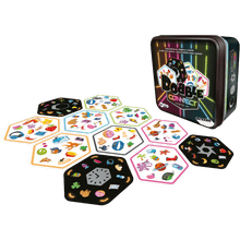 Juego de cartas Dobble Connect Power Out sobre mesa blanca con caja metálica y cartas dispersas