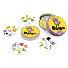Cartas redondas Dobble con símbolos variados como queso y araña sobre fondo blanco