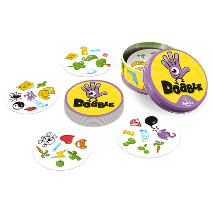 Cartas redondas Dobble con símbolos variados como queso y araña sobre fondo blanco