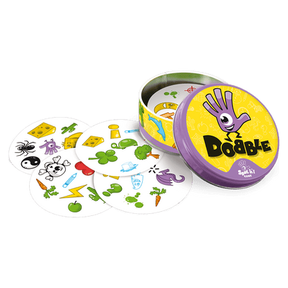 Lata de juego Dobble inclinada mostrando cartas con símbolos coloridos dispersos