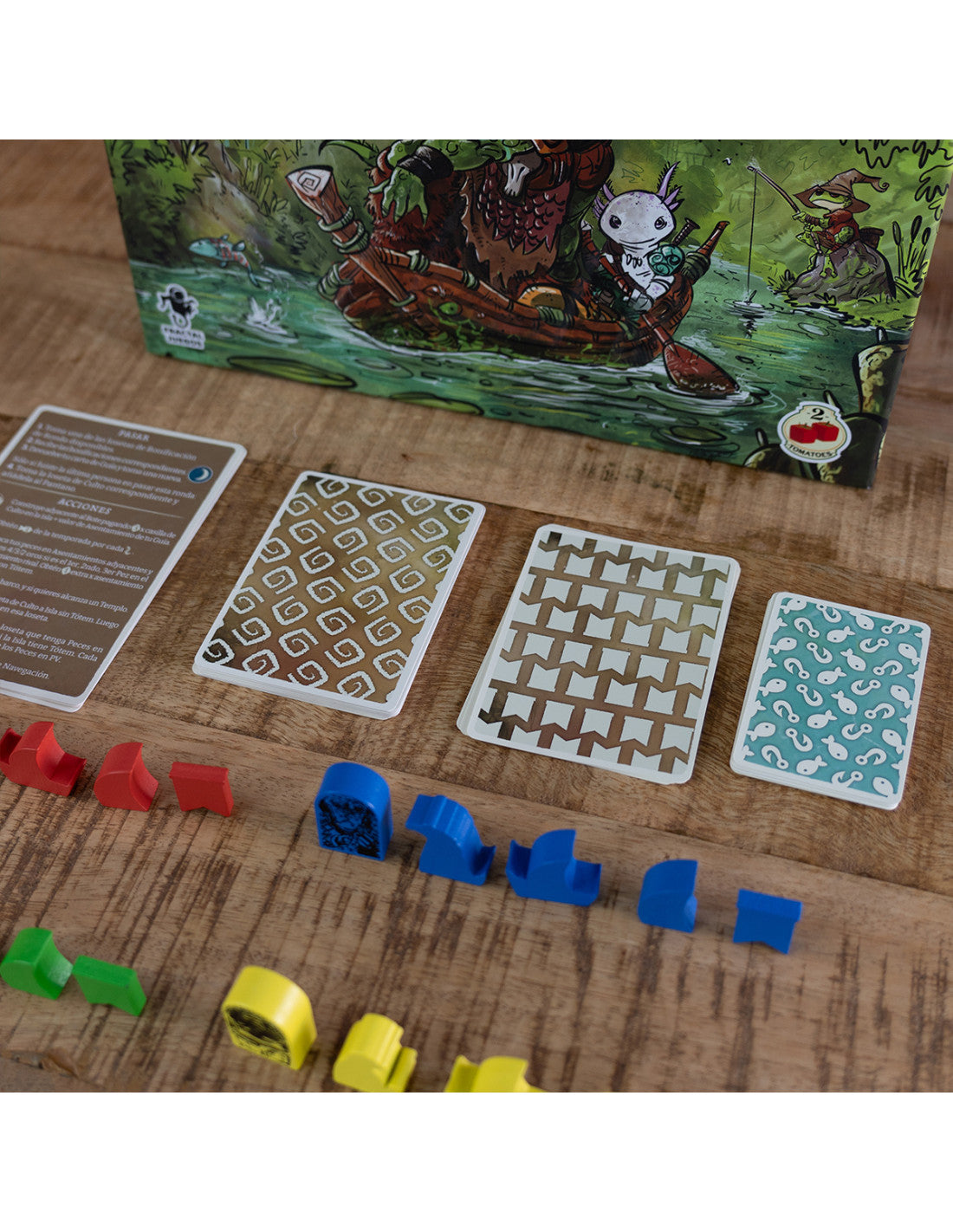 Primer plano de cartas y fichas de colores del juego de mesa El Pantano de Feya