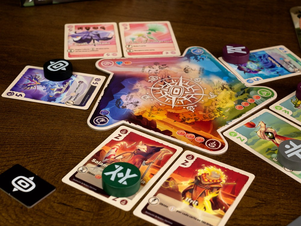 Cartas criaturas Salam Urdi y tablero brújula juego El Valle de la Eternidad vista cenital