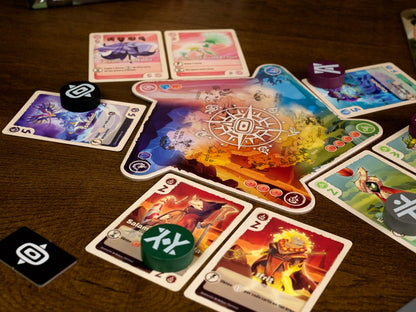 Cartas criaturas Salam Urdi y tablero brújula juego El Valle de la Eternidad vista cenital
