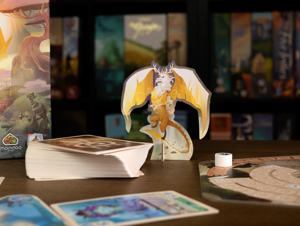 Figura tridimensional criatura alada amarilla juego cartas El Valle de la Eternidad