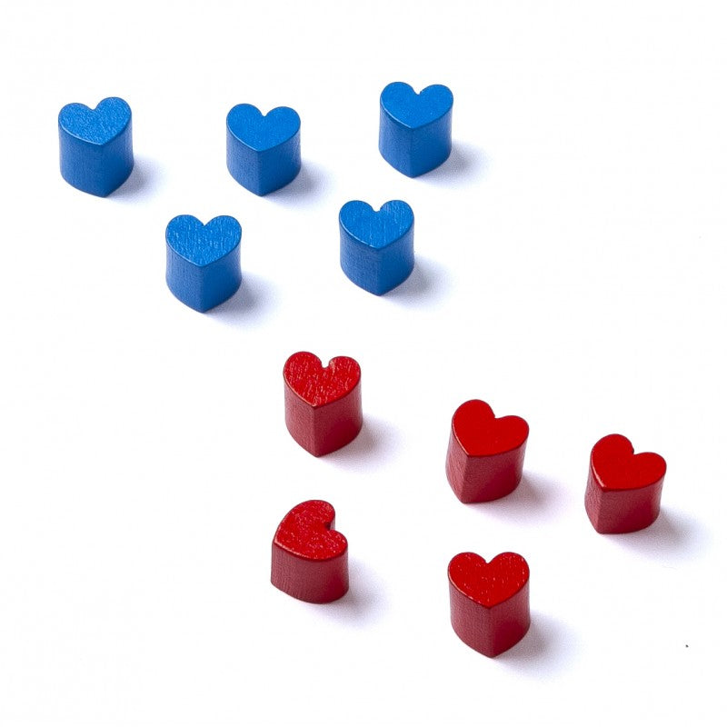 Piezas de madera en forma de corazón azules y rojas para juego de cartas