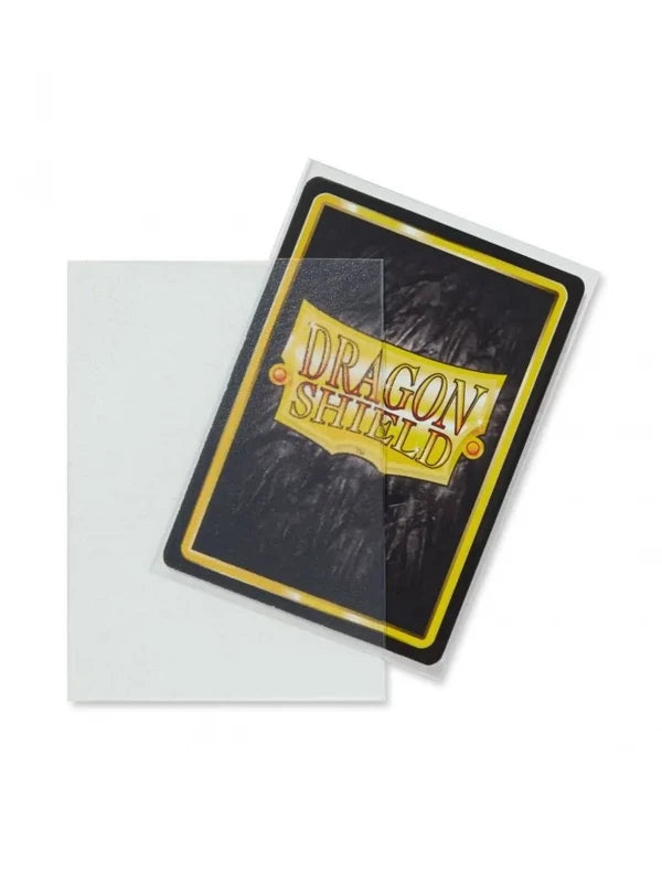 Funda transparente mate Dragon Shield protegiendo carta de juego estándar