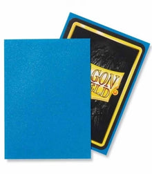 Funda azul zafiro mate Dragon Shield protegiendo carta de juego