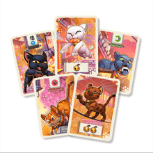 Cartas ilustradas de gatos del juego de mesa Gangs of Kyoto en abanico