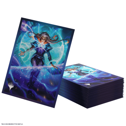 Pila de fundas para cartas Ajani con relámpagos azules y arte completo visible