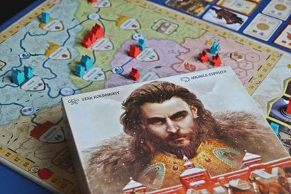 Juego de mesa La Corte del Zar con caja sobre el tablero desplegado