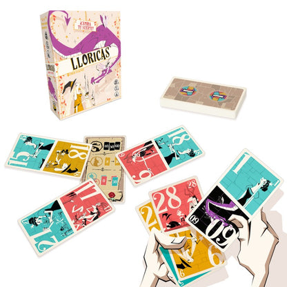 Caja del juego de cartas Lloricas con dragón púrpura y cartas dispersas