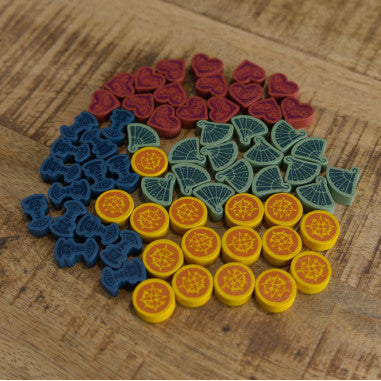 Fichas de madera del juego Molly House con corazones, espadas y palos de colores