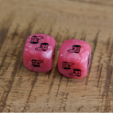 Cubos rosa translúcidos del juego Molly House con iconos de botas grabados