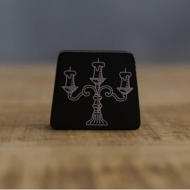 Componente negro del juego Molly House con diseño de candelabro victoriano grabado