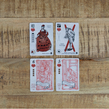 Cartas del juego de mesa Molly House con ilustraciones victorianas y símbolos de acción