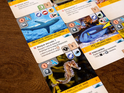 Detalles de cartas de tiburón y pez cirujano de Ark Nova Mundo Marino