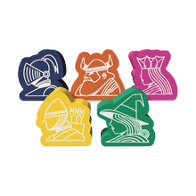 Fichas de juego Schadenfreude con diseños medievales en colores vivos
