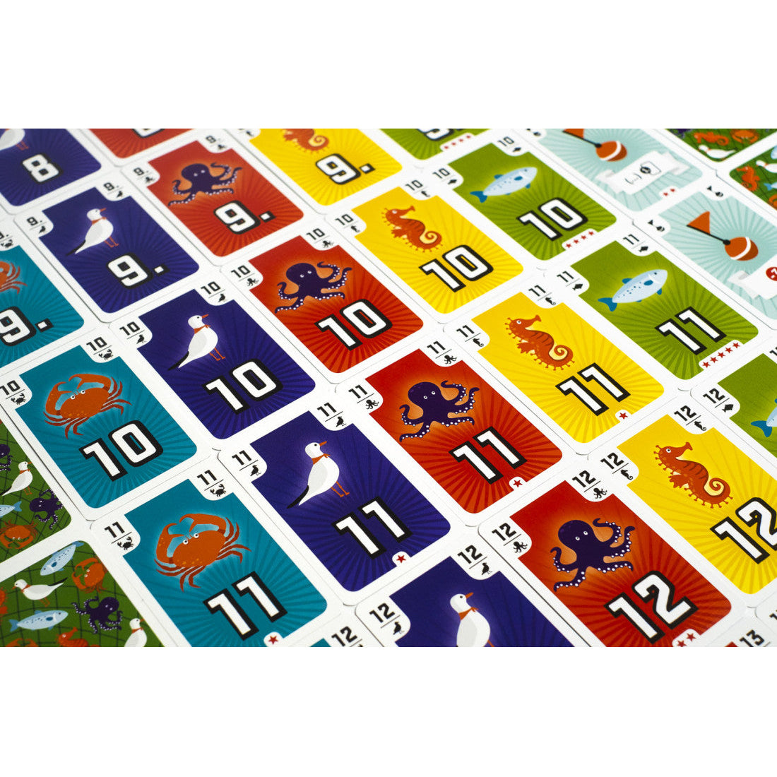 Cartas de pesca con ilustraciones de calamar, cangrejo y peces numeradas del juego de mesa Pesca-Cartas