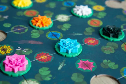 Detalle de flores de lirio 3D texturizadas sobre losetas de estanque del juego A Gentle Rain