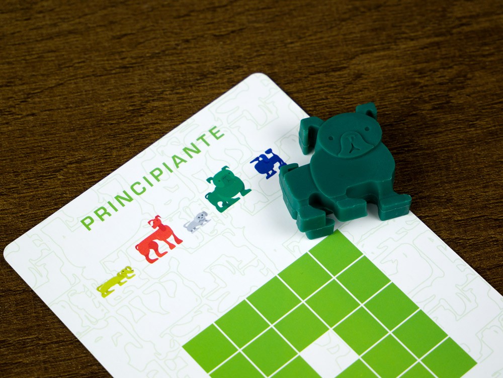 Pieza de bulldog verde en tarjeta de inicio del juego de lógica Pila Perruna