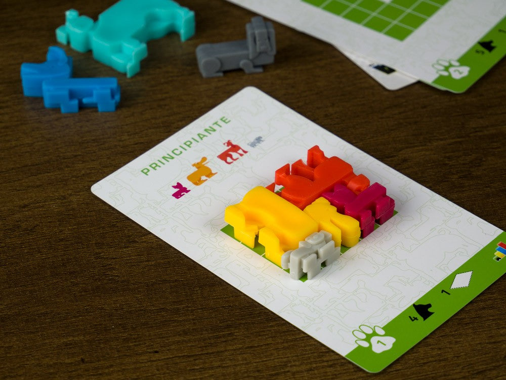 Juego de lógica Pila Perruna con piezas de colores dispuestas en tablero cuadriculado